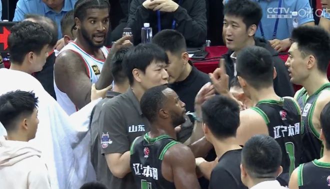 撞翻王岚嵚骂完杨鸣喷付豪连邱彪也敢怼山东买了一个火药桶(图9)