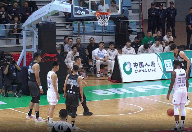 脚踢篮球克里斯3场4个T！邱彪不满摆手一脸无奈 吉林3连胜收官(图7)