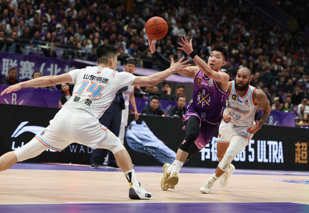 CBA综合：上海险胜广东扳平比分 北控爆冷晋级八强(图1)