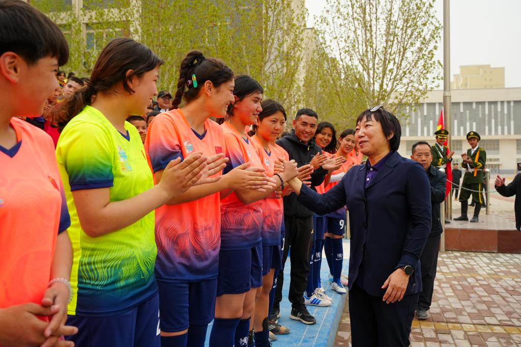 熊猫体育资讯：昆仑山下足球女孩逐梦绿茵场(图1)