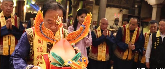 熊猫体育：刘涛为妈祖献上寿桃端庄大气美得国泰民安旁边大佬连连侧目(图5)
