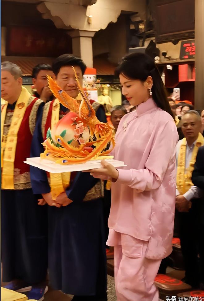 熊猫体育：刘涛为妈祖献上寿桃端庄大气美得国泰民安旁边大佬连连侧目(图2)