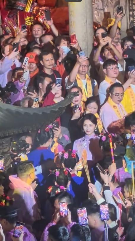 熊猫体育：刘涛为妈祖献上寿桃端庄大气美得国泰民安旁边大佬连连侧目(图6)