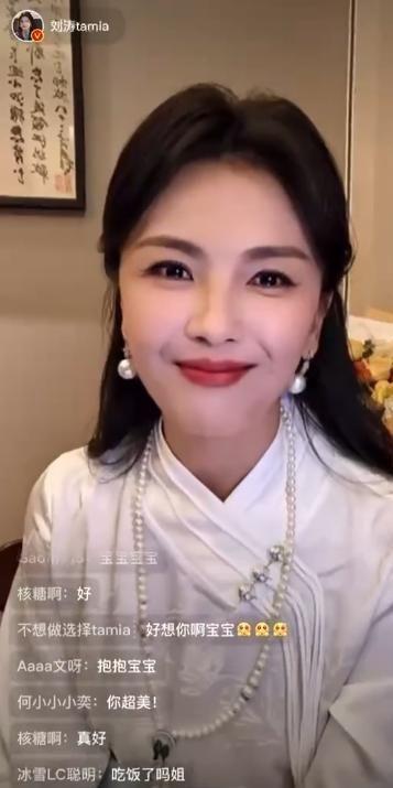 熊猫体育：刘涛为妈祖献上寿桃端庄大气美得国泰民安旁边大佬连连侧目(图12)