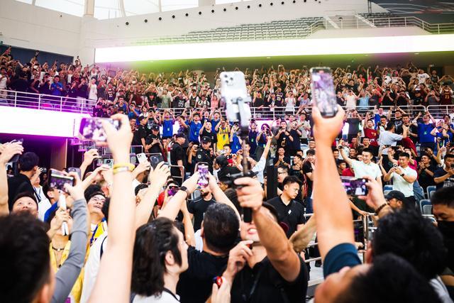 “四旬老汉”詹姆斯空降现场燃爆激情“上海交大体育学院”再掀篮球旋风！(图4)