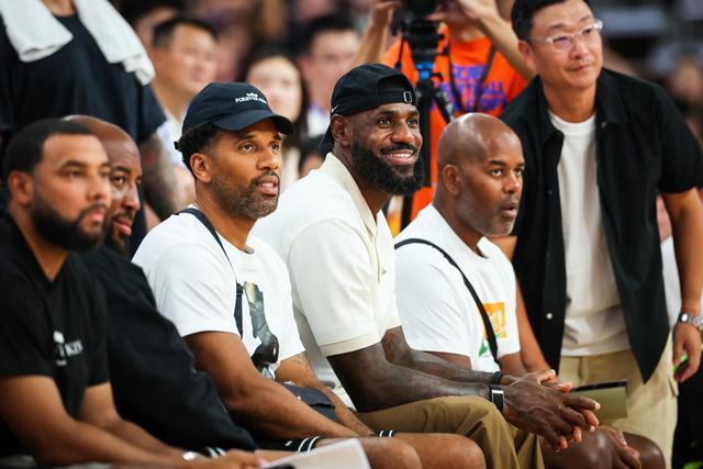 “四旬老汉”詹姆斯空降现场燃爆激情“上海交大体育学院”再掀篮球旋风！(图6)