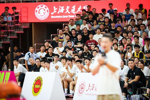 “四旬老汉”詹姆斯空降现场燃爆激情“上海交大体育学院”再掀篮球旋风！(图1)