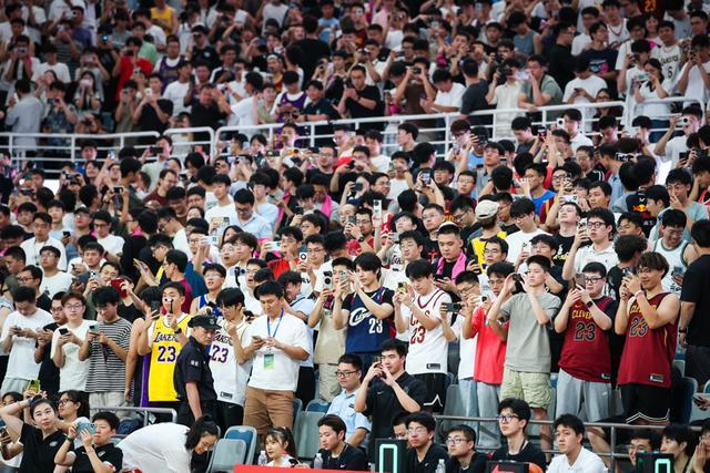 “四旬老汉”詹姆斯空降现场燃爆激情“上海交大体育学院”再掀篮球旋风！(图3)