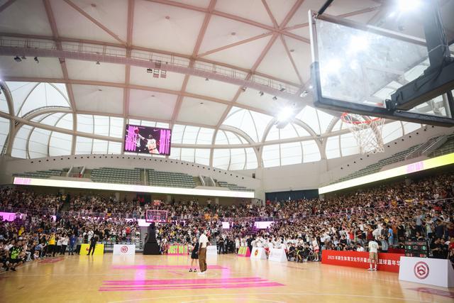 “四旬老汉”詹姆斯空降现场燃爆激情“上海交大体育学院”再掀篮球旋风！(图2)