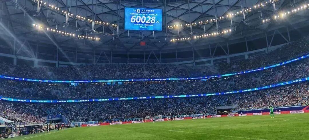熊猫体育资讯：这一年大连足球归来“亚洲第一主场”炼成！(图6)