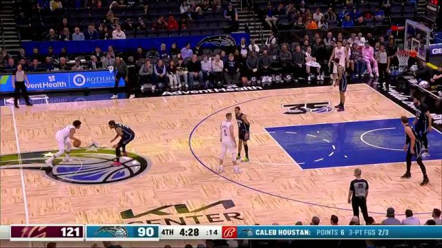 詹姆斯赛前3分钟温暖NBA！同戴维斯嬉闹并与克里斯蒂击掌拥抱了弗拉格