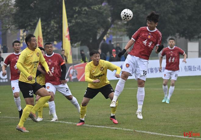 这项中国足坛“回忆杀”赛事在成都开幕川辽两队重演甲A元年揭幕战(图1)
