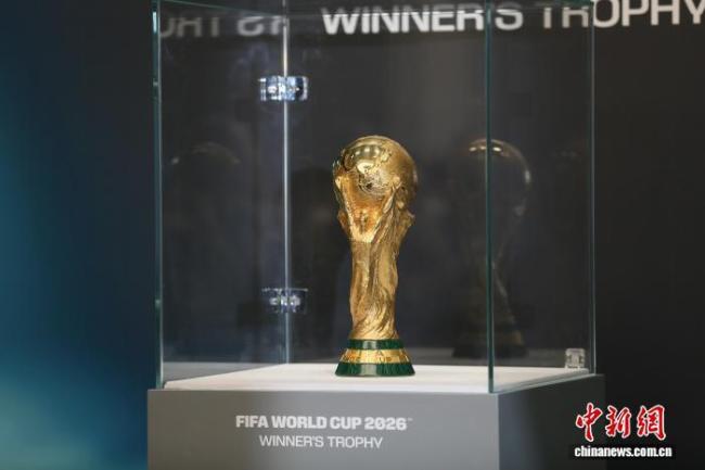 10万人抢着看！大力神杯重返中国中国男足何时重返世界杯？足球热忱未减(图1)