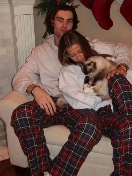 熊猫体育：祝福公牛球星吉迪社媒晒与女友圣诞节合照官宣恋情(图2)