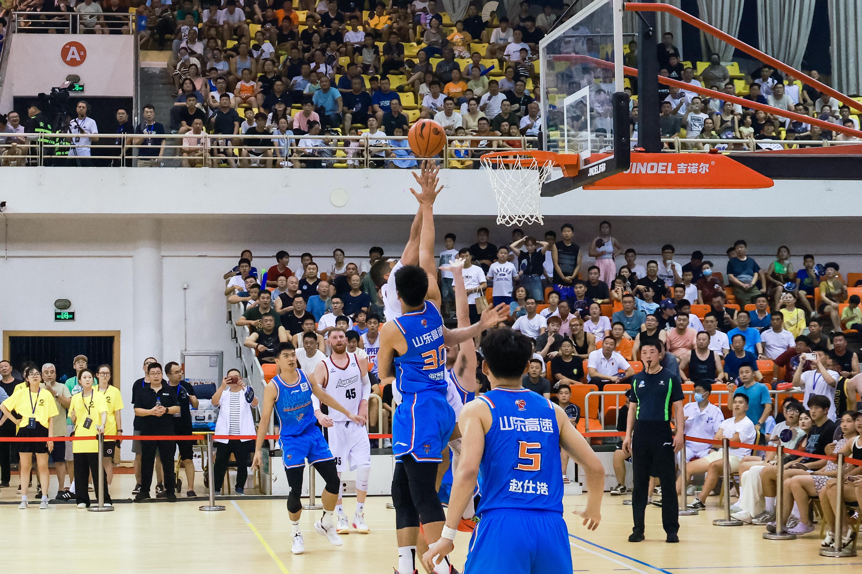 孙俪的儿子帅到认不出！年仅14岁身高1米7梦想打CBA职业联赛(图1)