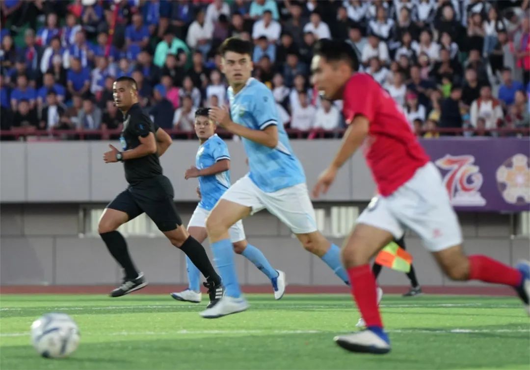 校园里的“铿锵玫瑰”(图1)