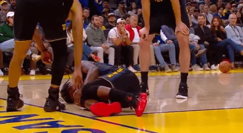 流言板]巴特勒至少两次右膝受伤18年半月板撕裂和24年韧带扭伤(图1)