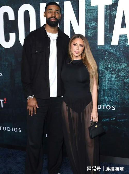 熊猫体育：51岁拉尔萨怒怼假新闻：不认二球31岁男友超亮眼(图2)