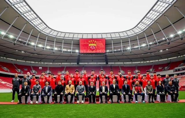 熊猫体育：上海海港足球俱乐部举行2026赛季出征仪式随后启程赴宁备战超级杯(图1)