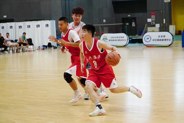 收藏！美国男篮2024全家福（库里、詹姆斯、杜兰特聚齐）(图1)