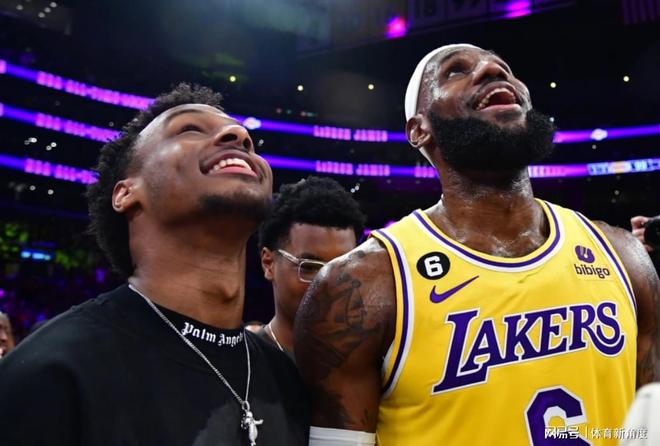 从伤病退役到进入轮换詹姆斯力挺布朗尼：他可以！(图6)