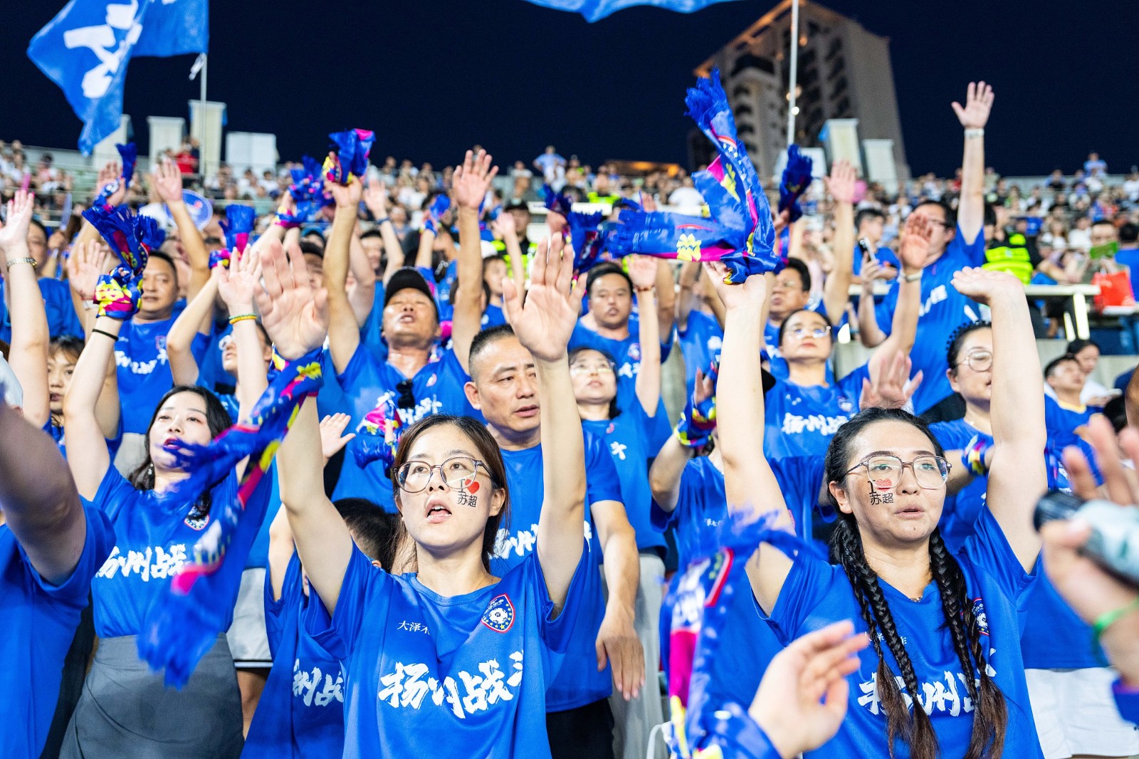 众观长三角②丨苏超战火重燃：一场足球盛宴背后的全民狂欢(图2)