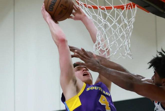 在NBA发展联盟赛场都缺乏自信！湖人侧翼新星是真的彻底没救了？(图2)