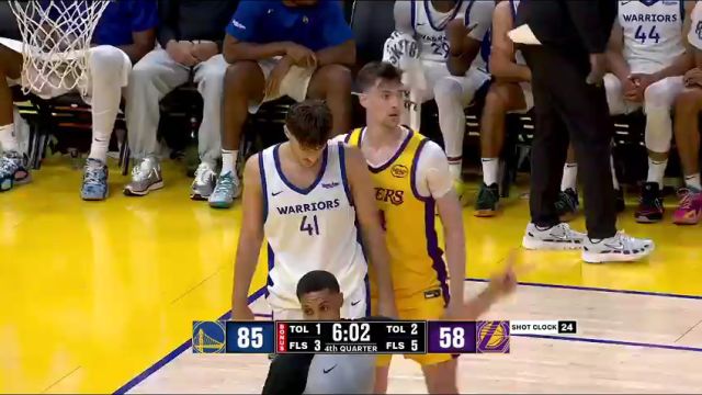 熊猫体育：身材炸裂！NBA场边的“人间尤物”们一个比一个顶不住(图1)