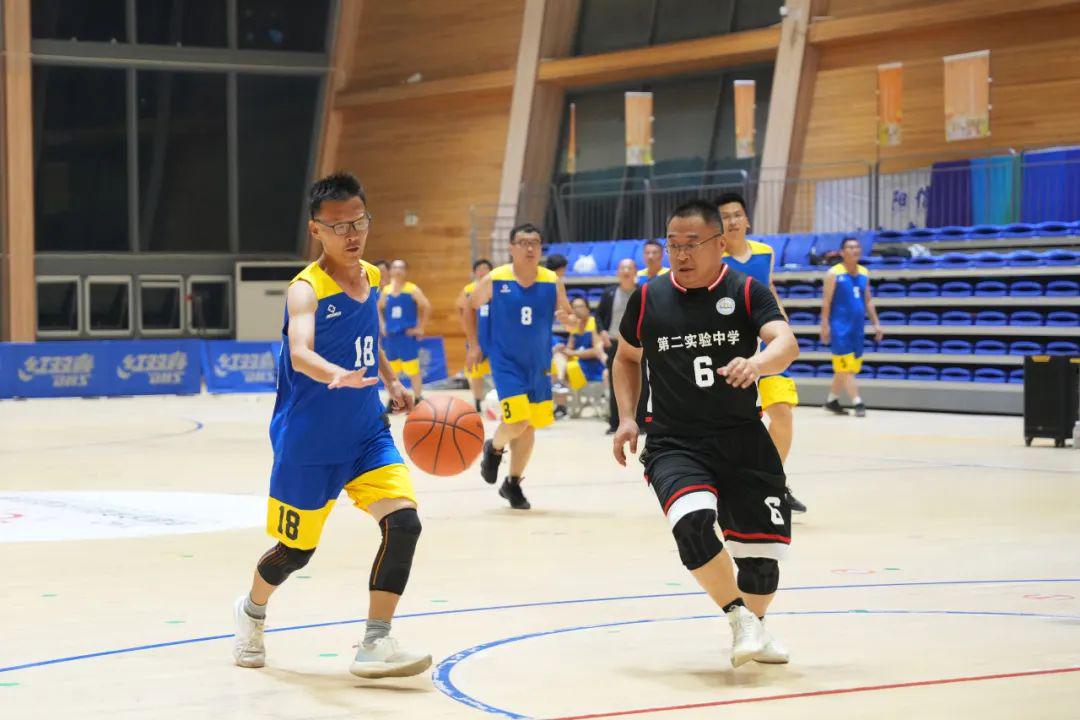 NBL历史首支三连冠球队！香港金牛：巅峰不是终点继续追逐更高梦想(图1)