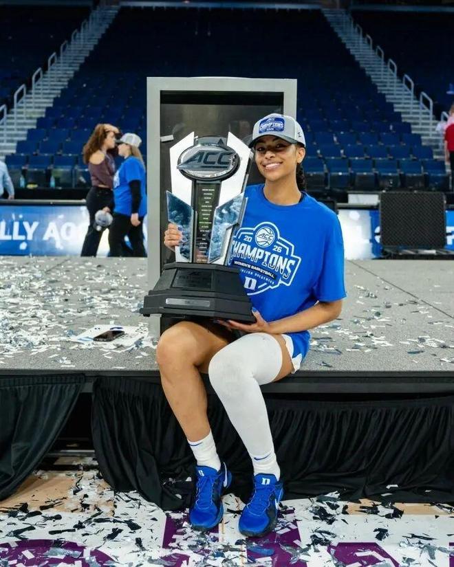 熊猫体育资讯：颜值和天赋双在线！弗拉格女友身份揭晓竟是前NBA球员妹妹(图9)