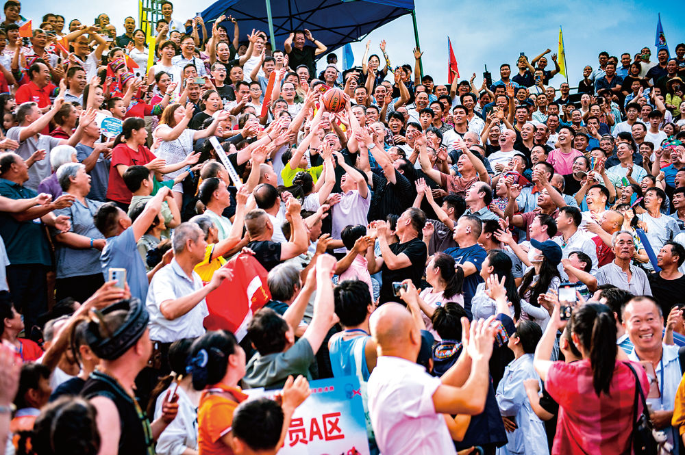 万村球赛火农民“球痴”多——广西“镇村篮球热”现象透视(图2)